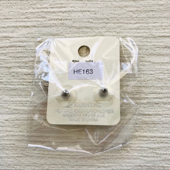 Heart Stud Earrings Silver - Picture 4 of 4